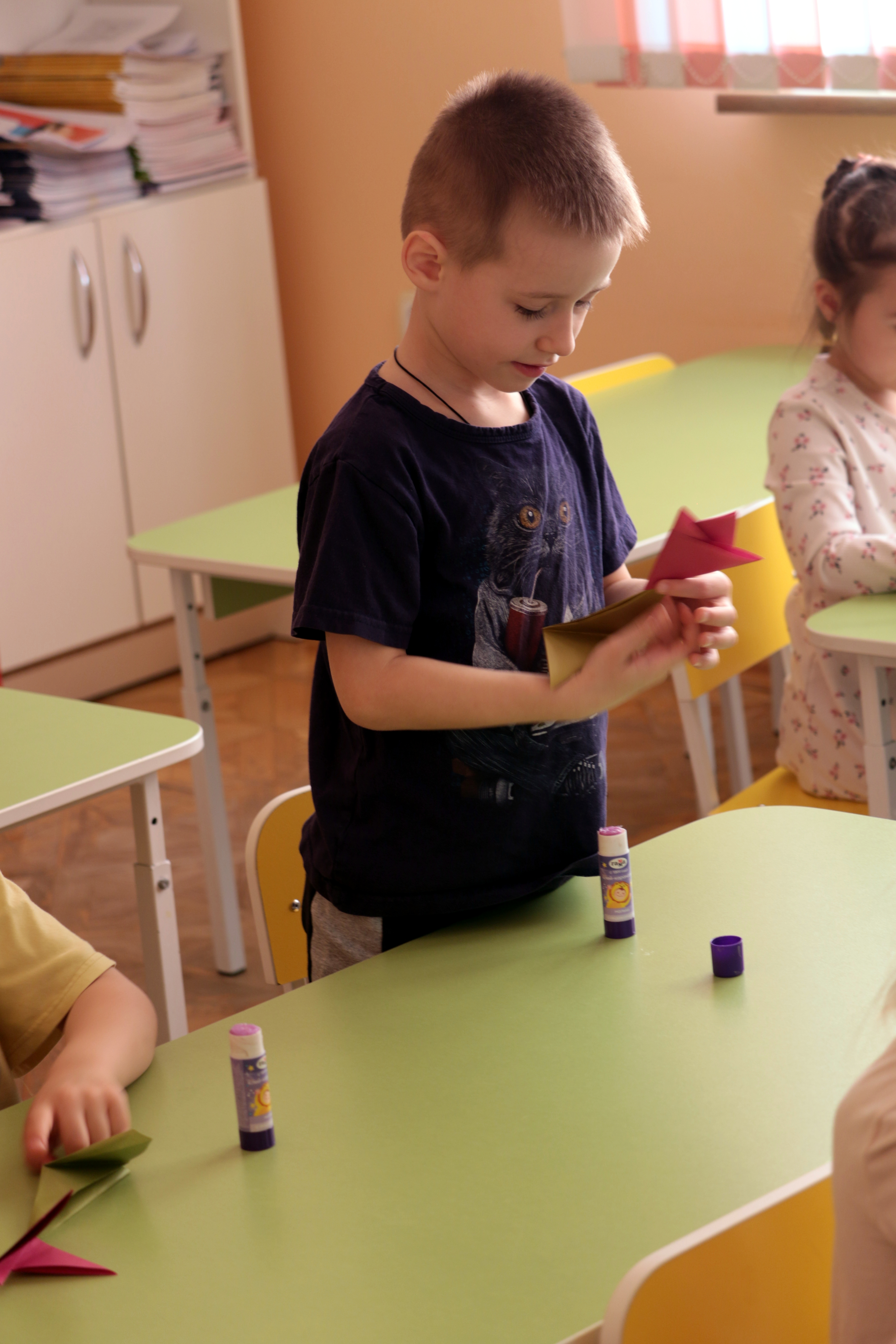 Дети учатся и играют в детском саду